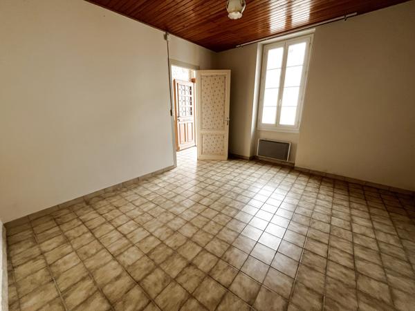 Entre LAREOLE ET LANGON- Maison de village de 83 M2 avec cour, garage attenant et petite dépendance