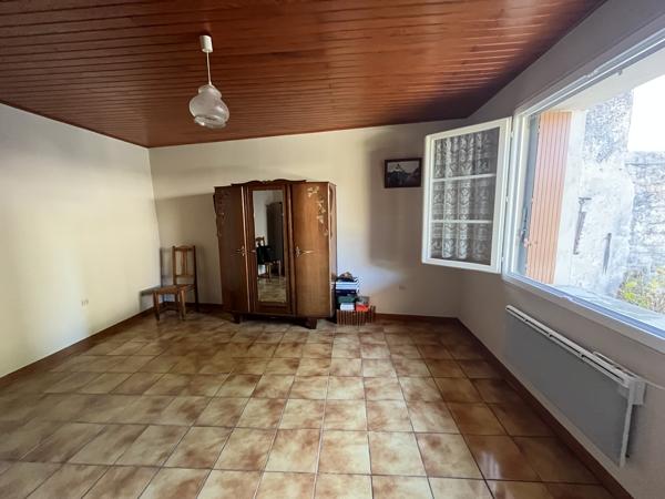 Entre LAREOLE ET LANGON- Maison de village de 83 M2 avec cour, garage attenant et petite dépendance