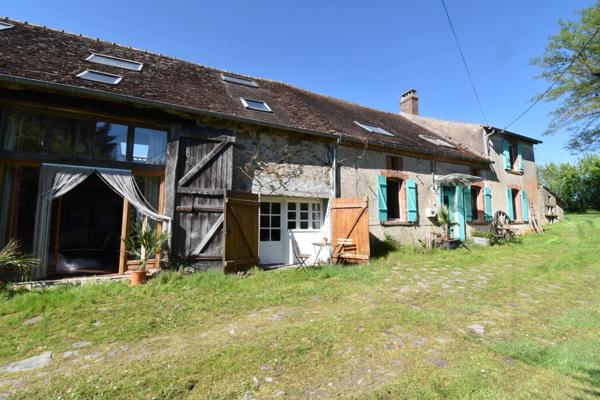 Ensemble de 3 maisons avec grande piscine, dans son écrin de verdure de 2,5 hectares