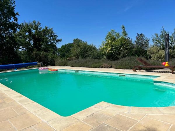 Ensemble de 3 maisons avec grande piscine, dans son écrin de verdure de 2,5 hectares