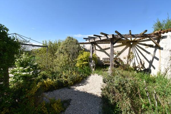 Ensemble de 3 maisons avec grande piscine, dans son écrin de verdure de 2,5 hectares