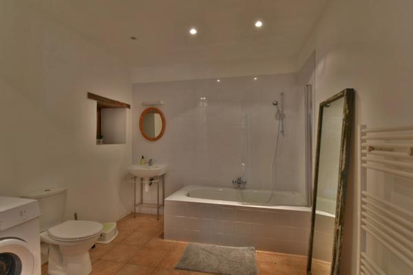 Ensemble de 3 maisons avec grande piscine, dans son écrin de verdure de 2,5 hectares