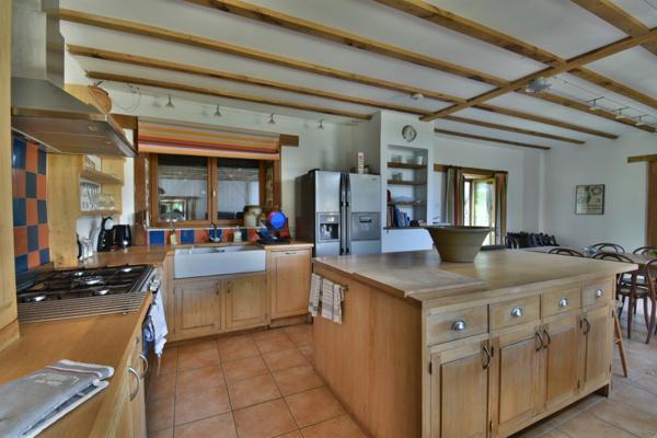 Ensemble de 3 maisons avec grande piscine, dans son écrin de verdure de 2,5 hectares