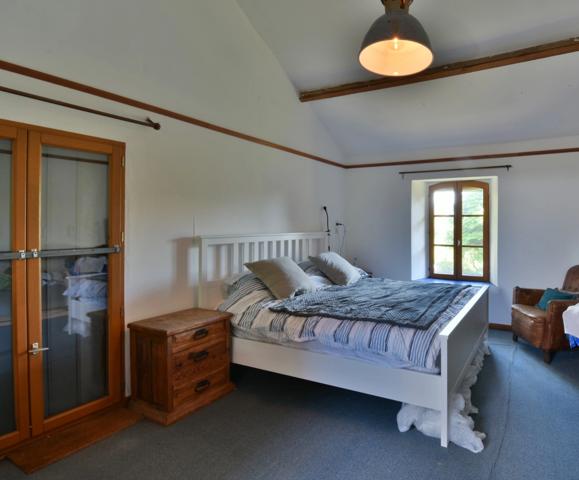 Ensemble de 3 maisons avec grande piscine, dans son écrin de verdure de 2,5 hectares