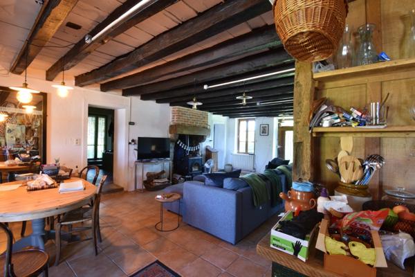 Ensemble de 3 maisons avec grande piscine, dans son écrin de verdure de 2,5 hectares