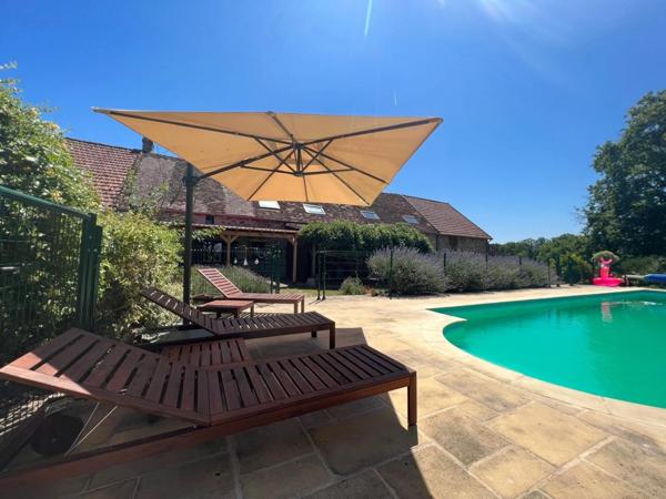 Ensemble de 3 maisons avec grande piscine, dans son écrin de verdure de 2,5 hectares