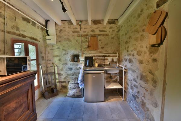 Ensemble de 3 maisons avec grande piscine, dans son écrin de verdure de 2,5 hectares