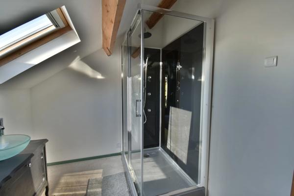 Ensemble de 3 maisons avec grande piscine, dans son écrin de verdure de 2,5 hectares