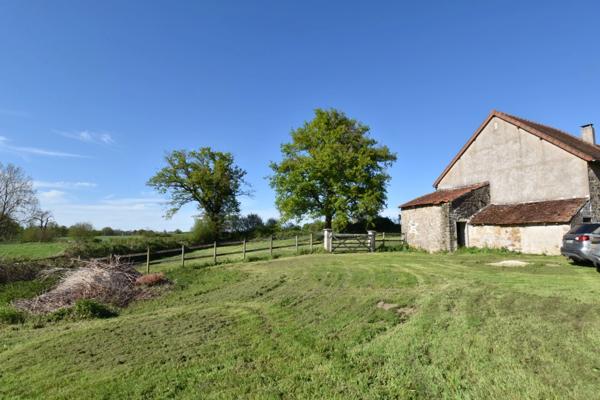 Ensemble de 3 maisons avec grande piscine, dans son écrin de verdure de 2,5 hectares