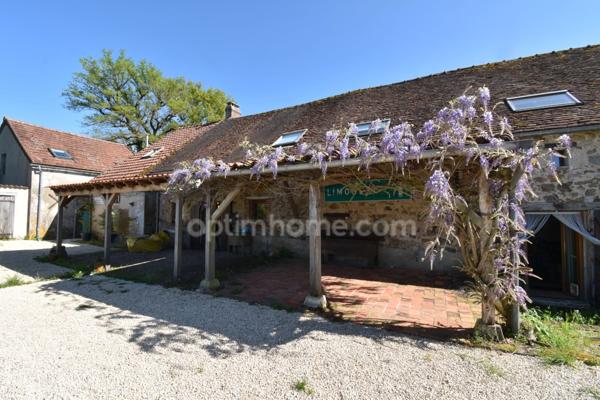 Ensemble de 3 maisons avec grande piscine, dans son écrin de verdure de 2,5 hectares