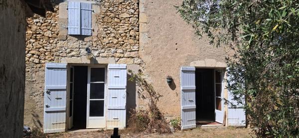 Maison en pierre à rénover de 139 m², dépendance 70 m² terrain 1500 m², garage.