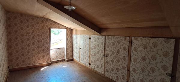 Maison en pierre à rénover de 139 m², dépendance 70 m² terrain 1500 m², garage.