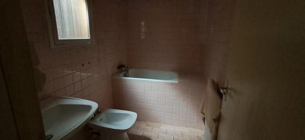 Maison en pierre à rénover de 139 m², dépendance 70 m² terrain 1500 m², garage.