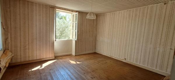 Maison en pierre à rénover de 139 m², dépendance 70 m² terrain 1500 m², garage.