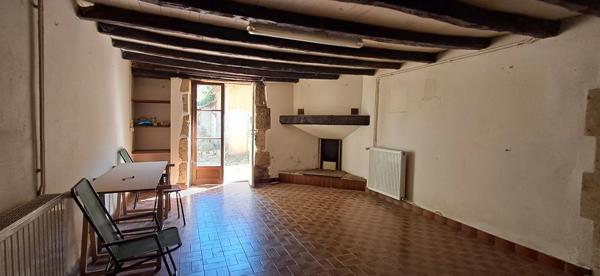 Maison en pierre à rénover de 139 m², dépendance 70 m² terrain 1500 m², garage.