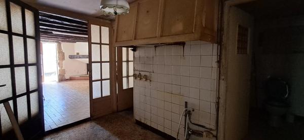 Maison en pierre à rénover de 139 m², dépendance 70 m² terrain 1500 m², garage.