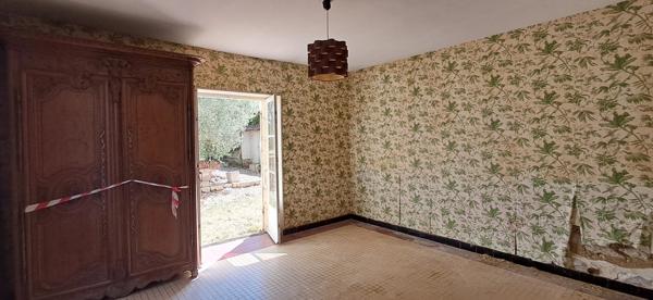 Maison en pierre à rénover de 139 m², dépendance 70 m² terrain 1500 m², garage.