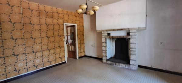Maison en pierre à rénover de 139 m², dépendance 70 m² terrain 1500 m², garage.