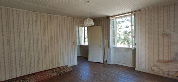 Maison en pierre à rénover de 139 m², dépendance 70 m² terrain 1500 m², garage.
