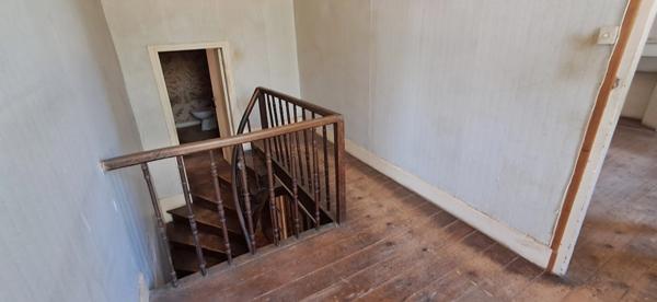 Maison en pierre à rénover de 139 m², dépendance 70 m² terrain 1500 m², garage.