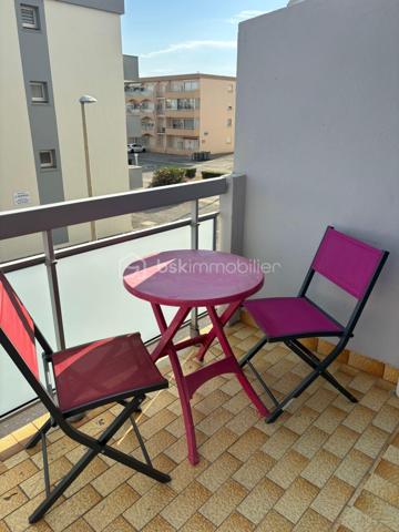 À seulement 250 mètres de la plage, découvrez cet appartement d'environ 33 m², situé au 2ᵉ étage d'une résidence. Un bien idéal pour profiter du littoral en toute simplicité, que ce soit comme pied-à-terre, résidence principale ou investissement locatif.

Dès l'entrée, un couloir dessert l'ensemble des pièces de l'appartement. Le séjour, lumineux, offre un espace de vie agréable et s'ouvre sur l'un des deux balcons, permettant de profiter pleinement des beaux jours. Il est agrémenté d'un coin cuisine, fonctionnel et bien intégré à l'espace de vie.

L'espace nuit comprend une chambre équipée d'un placard intégré et bénéficiant d'un accès direct au second balcon. La salle d'eau est aménagée avec une douche, un lavabo simple vasque et un bidet, tandis que les WC sont séparés pour davantage de confort au quotidien.

Les extérieurs constituent un véritable atout avec deux balcons, dont l'un est équipé d'un store banne manuel, idéal pour profiter d'un espace ombragé durant la saison estivale. Une place de parking privative complète ce bien, un avantage particulièrement apprécié à proximité immédiate de la plage.
L'appartement est équipé de volets manuels et d'un chauffage assuré par des radiateurs électriques. Les charges de copropriété s'élèvent à environ 350 € par an, un budget maîtrisé pour ce type de résidence.

Situé à quelques minutes à pied de la plage, cet appartement bénéficie d'un emplacement recherché à Port-La Nouvelle, offrant un accès rapide au littoral et à un cadre de vie agréable tout au long de l'année.

Vous souhaitez en savoir plus ou organiser une visite ? Contactez moi dès aujourd'hui, je serai ravie de vous accompagner dans la découverte de ce bien.