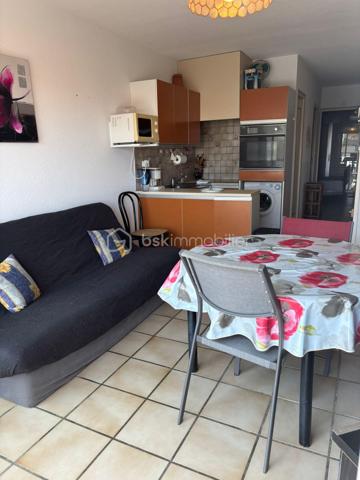 À seulement 250 mètres de la plage, découvrez cet appartement d'environ 33 m², situé au 2ᵉ étage d'une résidence. Un bien idéal pour profiter du littoral en toute simplicité, que ce soit comme pied-à-terre, résidence principale ou investissement locatif.

Dès l'entrée, un couloir dessert l'ensemble des pièces de l'appartement. Le séjour, lumineux, offre un espace de vie agréable et s'ouvre sur l'un des deux balcons, permettant de profiter pleinement des beaux jours. Il est agrémenté d'un coin cuisine, fonctionnel et bien intégré à l'espace de vie.

L'espace nuit comprend une chambre équipée d'un placard intégré et bénéficiant d'un accès direct au second balcon. La salle d'eau est aménagée avec une douche, un lavabo simple vasque et un bidet, tandis que les WC sont séparés pour davantage de confort au quotidien.

Les extérieurs constituent un véritable atout avec deux balcons, dont l'un est équipé d'un store banne manuel, idéal pour profiter d'un espace ombragé durant la saison estivale. Une place de parking privative complète ce bien, un avantage particulièrement apprécié à proximité immédiate de la plage.
L'appartement est équipé de volets manuels et d'un chauffage assuré par des radiateurs électriques. Les charges de copropriété s'élèvent à environ 350 € par an, un budget maîtrisé pour ce type de résidence.

Situé à quelques minutes à pied de la plage, cet appartement bénéficie d'un emplacement recherché à Port-La Nouvelle, offrant un accès rapide au littoral et à un cadre de vie agréable tout au long de l'année.

Vous souhaitez en savoir plus ou organiser une visite ? Contactez moi dès aujourd'hui, je serai ravie de vous accompagner dans la découverte de ce bien.