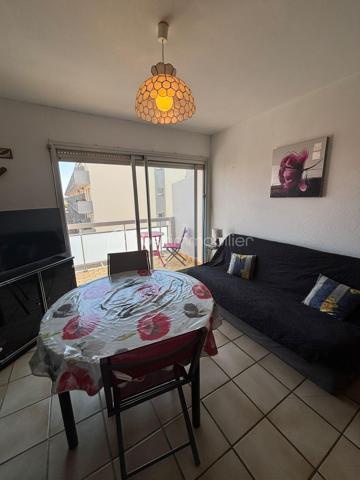 À seulement 250 mètres de la plage, découvrez cet appartement d'environ 33 m², situé au 2ᵉ étage d'une résidence. Un bien idéal pour profiter du littoral en toute simplicité, que ce soit comme pied-à-terre, résidence principale ou investissement locatif.

Dès l'entrée, un couloir dessert l'ensemble des pièces de l'appartement. Le séjour, lumineux, offre un espace de vie agréable et s'ouvre sur l'un des deux balcons, permettant de profiter pleinement des beaux jours. Il est agrémenté d'un coin cuisine, fonctionnel et bien intégré à l'espace de vie.

L'espace nuit comprend une chambre équipée d'un placard intégré et bénéficiant d'un accès direct au second balcon. La salle d'eau est aménagée avec une douche, un lavabo simple vasque et un bidet, tandis que les WC sont séparés pour davantage de confort au quotidien.

Les extérieurs constituent un véritable atout avec deux balcons, dont l'un est équipé d'un store banne manuel, idéal pour profiter d'un espace ombragé durant la saison estivale. Une place de parking privative complète ce bien, un avantage particulièrement apprécié à proximité immédiate de la plage.
L'appartement est équipé de volets manuels et d'un chauffage assuré par des radiateurs électriques. Les charges de copropriété s'élèvent à environ 350 € par an, un budget maîtrisé pour ce type de résidence.

Situé à quelques minutes à pied de la plage, cet appartement bénéficie d'un emplacement recherché à Port-La Nouvelle, offrant un accès rapide au littoral et à un cadre de vie agréable tout au long de l'année.

Vous souhaitez en savoir plus ou organiser une visite ? Contactez moi dès aujourd'hui, je serai ravie de vous accompagner dans la découverte de ce bien.