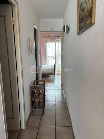 À seulement 250 mètres de la plage, découvrez cet appartement d'environ 33 m², situé au 2ᵉ étage d'une résidence. Un bien idéal pour profiter du littoral en toute simplicité, que ce soit comme pied-à-terre, résidence principale ou investissement locatif.

Dès l'entrée, un couloir dessert l'ensemble des pièces de l'appartement. Le séjour, lumineux, offre un espace de vie agréable et s'ouvre sur l'un des deux balcons, permettant de profiter pleinement des beaux jours. Il est agrémenté d'un coin cuisine, fonctionnel et bien intégré à l'espace de vie.

L'espace nuit comprend une chambre équipée d'un placard intégré et bénéficiant d'un accès direct au second balcon. La salle d'eau est aménagée avec une douche, un lavabo simple vasque et un bidet, tandis que les WC sont séparés pour davantage de confort au quotidien.

Les extérieurs constituent un véritable atout avec deux balcons, dont l'un est équipé d'un store banne manuel, idéal pour profiter d'un espace ombragé durant la saison estivale. Une place de parking privative complète ce bien, un avantage particulièrement apprécié à proximité immédiate de la plage.
L'appartement est équipé de volets manuels et d'un chauffage assuré par des radiateurs électriques. Les charges de copropriété s'élèvent à environ 350 € par an, un budget maîtrisé pour ce type de résidence.

Situé à quelques minutes à pied de la plage, cet appartement bénéficie d'un emplacement recherché à Port-La Nouvelle, offrant un accès rapide au littoral et à un cadre de vie agréable tout au long de l'année.

Vous souhaitez en savoir plus ou organiser une visite ? Contactez moi dès aujourd'hui, je serai ravie de vous accompagner dans la découverte de ce bien.