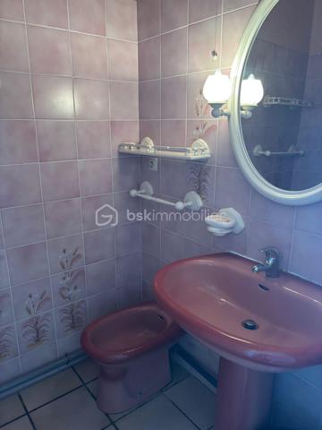 À seulement 250 mètres de la plage, découvrez cet appartement d'environ 33 m², situé au 2ᵉ étage d'une résidence. Un bien idéal pour profiter du littoral en toute simplicité, que ce soit comme pied-à-terre, résidence principale ou investissement locatif.

Dès l'entrée, un couloir dessert l'ensemble des pièces de l'appartement. Le séjour, lumineux, offre un espace de vie agréable et s'ouvre sur l'un des deux balcons, permettant de profiter pleinement des beaux jours. Il est agrémenté d'un coin cuisine, fonctionnel et bien intégré à l'espace de vie.

L'espace nuit comprend une chambre équipée d'un placard intégré et bénéficiant d'un accès direct au second balcon. La salle d'eau est aménagée avec une douche, un lavabo simple vasque et un bidet, tandis que les WC sont séparés pour davantage de confort au quotidien.

Les extérieurs constituent un véritable atout avec deux balcons, dont l'un est équipé d'un store banne manuel, idéal pour profiter d'un espace ombragé durant la saison estivale. Une place de parking privative complète ce bien, un avantage particulièrement apprécié à proximité immédiate de la plage.
L'appartement est équipé de volets manuels et d'un chauffage assuré par des radiateurs électriques. Les charges de copropriété s'élèvent à environ 350 € par an, un budget maîtrisé pour ce type de résidence.

Situé à quelques minutes à pied de la plage, cet appartement bénéficie d'un emplacement recherché à Port-La Nouvelle, offrant un accès rapide au littoral et à un cadre de vie agréable tout au long de l'année.

Vous souhaitez en savoir plus ou organiser une visite ? Contactez moi dès aujourd'hui, je serai ravie de vous accompagner dans la découverte de ce bien.