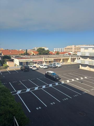 À seulement 250 mètres de la plage, découvrez cet appartement d'environ 33 m², situé au 2ᵉ étage d'une résidence. Un bien idéal pour profiter du littoral en toute simplicité, que ce soit comme pied-à-terre, résidence principale ou investissement locatif.

Dès l'entrée, un couloir dessert l'ensemble des pièces de l'appartement. Le séjour, lumineux, offre un espace de vie agréable et s'ouvre sur l'un des deux balcons, permettant de profiter pleinement des beaux jours. Il est agrémenté d'un coin cuisine, fonctionnel et bien intégré à l'espace de vie.

L'espace nuit comprend une chambre équipée d'un placard intégré et bénéficiant d'un accès direct au second balcon. La salle d'eau est aménagée avec une douche, un lavabo simple vasque et un bidet, tandis que les WC sont séparés pour davantage de confort au quotidien.

Les extérieurs constituent un véritable atout avec deux balcons, dont l'un est équipé d'un store banne manuel, idéal pour profiter d'un espace ombragé durant la saison estivale. Une place de parking privative complète ce bien, un avantage particulièrement apprécié à proximité immédiate de la plage.
L'appartement est équipé de volets manuels et d'un chauffage assuré par des radiateurs électriques. Les charges de copropriété s'élèvent à environ 350 € par an, un budget maîtrisé pour ce type de résidence.

Situé à quelques minutes à pied de la plage, cet appartement bénéficie d'un emplacement recherché à Port-La Nouvelle, offrant un accès rapide au littoral et à un cadre de vie agréable tout au long de l'année.

Vous souhaitez en savoir plus ou organiser une visite ? Contactez moi dès aujourd'hui, je serai ravie de vous accompagner dans la découverte de ce bien.