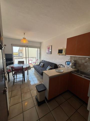 À seulement 250 mètres de la plage, découvrez cet appartement d'environ 33 m², situé au 2ᵉ étage d'une résidence. Un bien idéal pour profiter du littoral en toute simplicité, que ce soit comme pied-à-terre, résidence principale ou investissement locatif.

Dès l'entrée, un couloir dessert l'ensemble des pièces de l'appartement. Le séjour, lumineux, offre un espace de vie agréable et s'ouvre sur l'un des deux balcons, permettant de profiter pleinement des beaux jours. Il est agrémenté d'un coin cuisine, fonctionnel et bien intégré à l'espace de vie.

L'espace nuit comprend une chambre équipée d'un placard intégré et bénéficiant d'un accès direct au second balcon. La salle d'eau est aménagée avec une douche, un lavabo simple vasque et un bidet, tandis que les WC sont séparés pour davantage de confort au quotidien.

Les extérieurs constituent un véritable atout avec deux balcons, dont l'un est équipé d'un store banne manuel, idéal pour profiter d'un espace ombragé durant la saison estivale. Une place de parking privative complète ce bien, un avantage particulièrement apprécié à proximité immédiate de la plage.
L'appartement est équipé de volets manuels et d'un chauffage assuré par des radiateurs électriques. Les charges de copropriété s'élèvent à environ 350 € par an, un budget maîtrisé pour ce type de résidence.

Situé à quelques minutes à pied de la plage, cet appartement bénéficie d'un emplacement recherché à Port-La Nouvelle, offrant un accès rapide au littoral et à un cadre de vie agréable tout au long de l'année.

Vous souhaitez en savoir plus ou organiser une visite ? Contactez moi dès aujourd'hui, je serai ravie de vous accompagner dans la découverte de ce bien.
