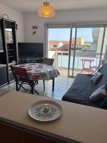 À seulement 250 mètres de la plage, découvrez cet appartement d'environ 33 m², situé au 2ᵉ étage d'une résidence. Un bien idéal pour profiter du littoral en toute simplicité, que ce soit comme pied-à-terre, résidence principale ou investissement locatif.

Dès l'entrée, un couloir dessert l'ensemble des pièces de l'appartement. Le séjour, lumineux, offre un espace de vie agréable et s'ouvre sur l'un des deux balcons, permettant de profiter pleinement des beaux jours. Il est agrémenté d'un coin cuisine, fonctionnel et bien intégré à l'espace de vie.

L'espace nuit comprend une chambre équipée d'un placard intégré et bénéficiant d'un accès direct au second balcon. La salle d'eau est aménagée avec une douche, un lavabo simple vasque et un bidet, tandis que les WC sont séparés pour davantage de confort au quotidien.

Les extérieurs constituent un véritable atout avec deux balcons, dont l'un est équipé d'un store banne manuel, idéal pour profiter d'un espace ombragé durant la saison estivale. Une place de parking privative complète ce bien, un avantage particulièrement apprécié à proximité immédiate de la plage.
L'appartement est équipé de volets manuels et d'un chauffage assuré par des radiateurs électriques. Les charges de copropriété s'élèvent à environ 350 € par an, un budget maîtrisé pour ce type de résidence.

Situé à quelques minutes à pied de la plage, cet appartement bénéficie d'un emplacement recherché à Port-La Nouvelle, offrant un accès rapide au littoral et à un cadre de vie agréable tout au long de l'année.

Vous souhaitez en savoir plus ou organiser une visite ? Contactez moi dès aujourd'hui, je serai ravie de vous accompagner dans la découverte de ce bien.