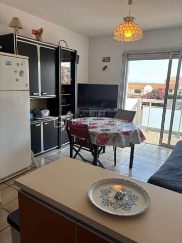 À seulement 250 mètres de la plage, découvrez cet appartement d'environ 33 m², situé au 2ᵉ étage d'une résidence. Un bien idéal pour profiter du littoral en toute simplicité, que ce soit comme pied-à-terre, résidence principale ou investissement locatif.

Dès l'entrée, un couloir dessert l'ensemble des pièces de l'appartement. Le séjour, lumineux, offre un espace de vie agréable et s'ouvre sur l'un des deux balcons, permettant de profiter pleinement des beaux jours. Il est agrémenté d'un coin cuisine, fonctionnel et bien intégré à l'espace de vie.

L'espace nuit comprend une chambre équipée d'un placard intégré et bénéficiant d'un accès direct au second balcon. La salle d'eau est aménagée avec une douche, un lavabo simple vasque et un bidet, tandis que les WC sont séparés pour davantage de confort au quotidien.

Les extérieurs constituent un véritable atout avec deux balcons, dont l'un est équipé d'un store banne manuel, idéal pour profiter d'un espace ombragé durant la saison estivale. Une place de parking privative complète ce bien, un avantage particulièrement apprécié à proximité immédiate de la plage.
L'appartement est équipé de volets manuels et d'un chauffage assuré par des radiateurs électriques. Les charges de copropriété s'élèvent à environ 350 € par an, un budget maîtrisé pour ce type de résidence.

Situé à quelques minutes à pied de la plage, cet appartement bénéficie d'un emplacement recherché à Port-La Nouvelle, offrant un accès rapide au littoral et à un cadre de vie agréable tout au long de l'année.

Vous souhaitez en savoir plus ou organiser une visite ? Contactez moi dès aujourd'hui, je serai ravie de vous accompagner dans la découverte de ce bien.