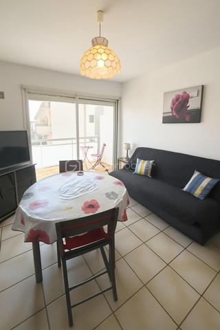 À seulement 250 mètres de la plage, découvrez cet appartement d'environ 33 m², situé au 2ᵉ étage d'une résidence. Un bien idéal pour profiter du littoral en toute simplicité, que ce soit comme pied-à-terre, résidence principale ou investissement locatif.

Dès l'entrée, un couloir dessert l'ensemble des pièces de l'appartement. Le séjour, lumineux, offre un espace de vie agréable et s'ouvre sur l'un des deux balcons, permettant de profiter pleinement des beaux jours. Il est agrémenté d'un coin cuisine, fonctionnel et bien intégré à l'espace de vie.

L'espace nuit comprend une chambre équipée d'un placard intégré et bénéficiant d'un accès direct au second balcon. La salle d'eau est aménagée avec une douche, un lavabo simple vasque et un bidet, tandis que les WC sont séparés pour davantage de confort au quotidien.

Les extérieurs constituent un véritable atout avec deux balcons, dont l'un est équipé d'un store banne manuel, idéal pour profiter d'un espace ombragé durant la saison estivale. Une place de parking privative complète ce bien, un avantage particulièrement apprécié à proximité immédiate de la plage.
L'appartement est équipé de volets manuels et d'un chauffage assuré par des radiateurs électriques. Les charges de copropriété s'élèvent à environ 350 € par an, un budget maîtrisé pour ce type de résidence.

Situé à quelques minutes à pied de la plage, cet appartement bénéficie d'un emplacement recherché à Port-La Nouvelle, offrant un accès rapide au littoral et à un cadre de vie agréable tout au long de l'année.

Vous souhaitez en savoir plus ou organiser une visite ? Contactez moi dès aujourd'hui, je serai ravie de vous accompagner dans la découverte de ce bien.
