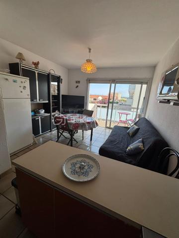 À seulement 250 mètres de la plage, découvrez cet appartement d'environ 33 m², situé au 2ᵉ étage d'une résidence. Un bien idéal pour profiter du littoral en toute simplicité, que ce soit comme pied-à-terre, résidence principale ou investissement locatif.

Dès l'entrée, un couloir dessert l'ensemble des pièces de l'appartement. Le séjour, lumineux, offre un espace de vie agréable et s'ouvre sur l'un des deux balcons, permettant de profiter pleinement des beaux jours. Il est agrémenté d'un coin cuisine, fonctionnel et bien intégré à l'espace de vie.

L'espace nuit comprend une chambre équipée d'un placard intégré et bénéficiant d'un accès direct au second balcon. La salle d'eau est aménagée avec une douche, un lavabo simple vasque et un bidet, tandis que les WC sont séparés pour davantage de confort au quotidien.

Les extérieurs constituent un véritable atout avec deux balcons, dont l'un est équipé d'un store banne manuel, idéal pour profiter d'un espace ombragé durant la saison estivale. Une place de parking privative complète ce bien, un avantage particulièrement apprécié à proximité immédiate de la plage.
L'appartement est équipé de volets manuels et d'un chauffage assuré par des radiateurs électriques. Les charges de copropriété s'élèvent à environ 350 € par an, un budget maîtrisé pour ce type de résidence.

Situé à quelques minutes à pied de la plage, cet appartement bénéficie d'un emplacement recherché à Port-La Nouvelle, offrant un accès rapide au littoral et à un cadre de vie agréable tout au long de l'année.

Vous souhaitez en savoir plus ou organiser une visite ? Contactez moi dès aujourd'hui, je serai ravie de vous accompagner dans la découverte de ce bien.