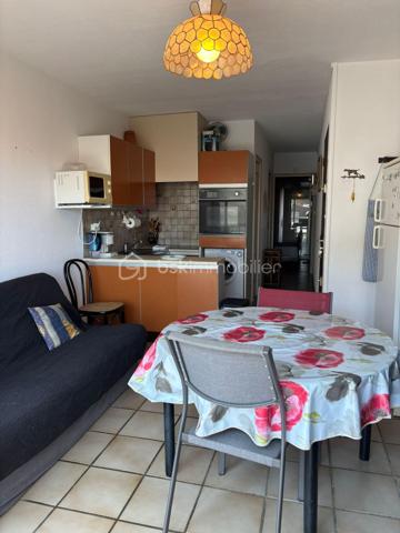 À seulement 250 mètres de la plage, découvrez cet appartement d'environ 33 m², situé au 2ᵉ étage d'une résidence. Un bien idéal pour profiter du littoral en toute simplicité, que ce soit comme pied-à-terre, résidence principale ou investissement locatif.

Dès l'entrée, un couloir dessert l'ensemble des pièces de l'appartement. Le séjour, lumineux, offre un espace de vie agréable et s'ouvre sur l'un des deux balcons, permettant de profiter pleinement des beaux jours. Il est agrémenté d'un coin cuisine, fonctionnel et bien intégré à l'espace de vie.

L'espace nuit comprend une chambre équipée d'un placard intégré et bénéficiant d'un accès direct au second balcon. La salle d'eau est aménagée avec une douche, un lavabo simple vasque et un bidet, tandis que les WC sont séparés pour davantage de confort au quotidien.

Les extérieurs constituent un véritable atout avec deux balcons, dont l'un est équipé d'un store banne manuel, idéal pour profiter d'un espace ombragé durant la saison estivale. Une place de parking privative complète ce bien, un avantage particulièrement apprécié à proximité immédiate de la plage.
L'appartement est équipé de volets manuels et d'un chauffage assuré par des radiateurs électriques. Les charges de copropriété s'élèvent à environ 350 € par an, un budget maîtrisé pour ce type de résidence.

Situé à quelques minutes à pied de la plage, cet appartement bénéficie d'un emplacement recherché à Port-La Nouvelle, offrant un accès rapide au littoral et à un cadre de vie agréable tout au long de l'année.

Vous souhaitez en savoir plus ou organiser une visite ? Contactez moi dès aujourd'hui, je serai ravie de vous accompagner dans la découverte de ce bien.