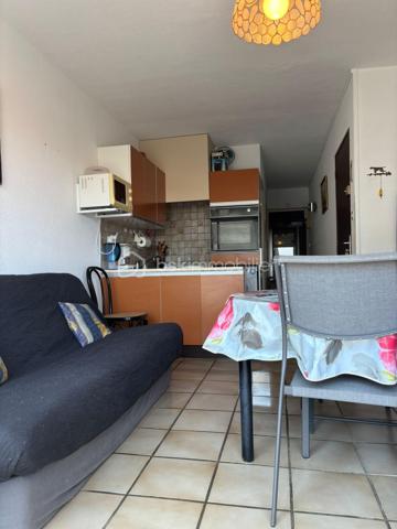 À seulement 250 mètres de la plage, découvrez cet appartement d'environ 33 m², situé au 2ᵉ étage d'une résidence. Un bien idéal pour profiter du littoral en toute simplicité, que ce soit comme pied-à-terre, résidence principale ou investissement locatif.

Dès l'entrée, un couloir dessert l'ensemble des pièces de l'appartement. Le séjour, lumineux, offre un espace de vie agréable et s'ouvre sur l'un des deux balcons, permettant de profiter pleinement des beaux jours. Il est agrémenté d'un coin cuisine, fonctionnel et bien intégré à l'espace de vie.

L'espace nuit comprend une chambre équipée d'un placard intégré et bénéficiant d'un accès direct au second balcon. La salle d'eau est aménagée avec une douche, un lavabo simple vasque et un bidet, tandis que les WC sont séparés pour davantage de confort au quotidien.

Les extérieurs constituent un véritable atout avec deux balcons, dont l'un est équipé d'un store banne manuel, idéal pour profiter d'un espace ombragé durant la saison estivale. Une place de parking privative complète ce bien, un avantage particulièrement apprécié à proximité immédiate de la plage.
L'appartement est équipé de volets manuels et d'un chauffage assuré par des radiateurs électriques. Les charges de copropriété s'élèvent à environ 350 € par an, un budget maîtrisé pour ce type de résidence.

Situé à quelques minutes à pied de la plage, cet appartement bénéficie d'un emplacement recherché à Port-La Nouvelle, offrant un accès rapide au littoral et à un cadre de vie agréable tout au long de l'année.

Vous souhaitez en savoir plus ou organiser une visite ? Contactez moi dès aujourd'hui, je serai ravie de vous accompagner dans la découverte de ce bien.