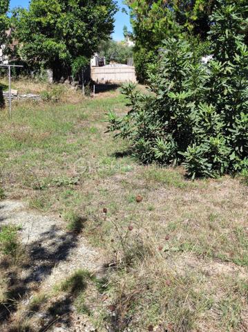 Montbazin, dans un quartier résidentiel au calme et  proche du centre du village, découvrez ce beau terrain plat de 500 m², hors lotissement, viabilisé.  Emprise au sol de 200 m², le terrain est libre du constructeur. Il est agrémenté de quelques arbres, offrant un cadre naturel et paisible.