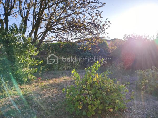 Montbazin, dans un quartier résidentiel au calme et  proche du centre du village, découvrez ce beau terrain plat de 500 m², hors lotissement, viabilisé.  Emprise au sol de 200 m², le terrain est libre du constructeur. Il est agrémenté de quelques arbres, offrant un cadre naturel et paisible.