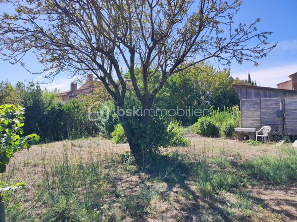 Montbazin, dans un quartier résidentiel au calme et  proche du centre du village, découvrez ce beau terrain plat de 500 m², hors lotissement, viabilisé.  Emprise au sol de 200 m², le terrain est libre du constructeur. Il est agrémenté de quelques arbres, offrant un cadre naturel et paisible.