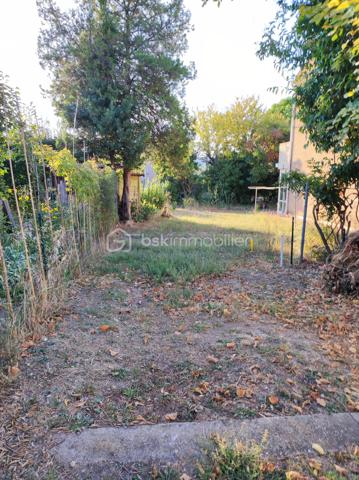 Montbazin, dans un quartier résidentiel au calme et  proche du centre du village, découvrez ce beau terrain plat de 500 m², hors lotissement, viabilisé.  Emprise au sol de 200 m², le terrain est libre du constructeur. Il est agrémenté de quelques arbres, offrant un cadre naturel et paisible.