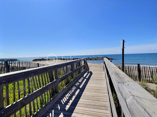 À seulement 50 mètres de la plage, découvrez ce charmant appartement 2 pièces de 20 m², entièrement rénové, situé au premier et dernier étage d’une petite résidence calme.
L’appartement offre un cadre idéal pour profiter du bord de mer, avec un agréable balcon bénéficiant d’une vue mer, où vous pourrez vous laisser bercer par le bruit des vagues. Fonctionnel et lumineux, il se compose d’une pièce de vie avec cuisine équipée, d’un espace nuit séparé et d’une salle d’eau.
Son emplacement est un véritable atout : restaurants, supérette, glacier, port de plaisance et commerces saisonniers sont accessibles très facilement à pied, dans un rayon d’environ 200 à 800 mètres. Le centre-ville de Frontignan se situe à seulement 6 km.
Idéal pour une résidence secondaire, un investissement locatif saisonnier ou un pied-à-terre en bord de mer, cet appartement réunit confort, emplacement privilégié et cadre agréable.
Je reste à votre disposition pour tout renseignement complémentaire et/ou pour organiser une visite.