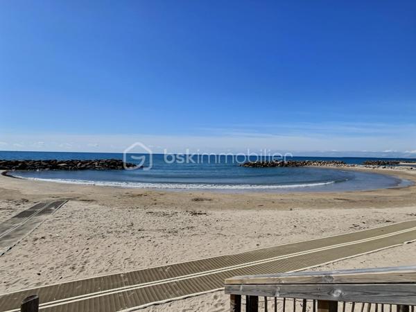 À seulement 50 mètres de la plage, découvrez ce charmant appartement 2 pièces de 20 m², entièrement rénové, situé au premier et dernier étage d’une petite résidence calme.
L’appartement offre un cadre idéal pour profiter du bord de mer, avec un agréable balcon bénéficiant d’une vue mer, où vous pourrez vous laisser bercer par le bruit des vagues. Fonctionnel et lumineux, il se compose d’une pièce de vie avec cuisine équipée, d’un espace nuit séparé et d’une salle d’eau.
Son emplacement est un véritable atout : restaurants, supérette, glacier, port de plaisance et commerces saisonniers sont accessibles très facilement à pied, dans un rayon d’environ 200 à 800 mètres. Le centre-ville de Frontignan se situe à seulement 6 km.
Idéal pour une résidence secondaire, un investissement locatif saisonnier ou un pied-à-terre en bord de mer, cet appartement réunit confort, emplacement privilégié et cadre agréable.
Je reste à votre disposition pour tout renseignement complémentaire et/ou pour organiser une visite.