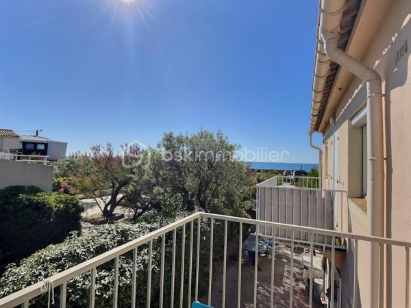 À seulement 50 mètres de la plage, découvrez ce charmant appartement 2 pièces de 20 m², entièrement rénové, situé au premier et dernier étage d’une petite résidence calme.
L’appartement offre un cadre idéal pour profiter du bord de mer, avec un agréable balcon bénéficiant d’une vue mer, où vous pourrez vous laisser bercer par le bruit des vagues. Fonctionnel et lumineux, il se compose d’une pièce de vie avec cuisine équipée, d’un espace nuit séparé et d’une salle d’eau.
Son emplacement est un véritable atout : restaurants, supérette, glacier, port de plaisance et commerces saisonniers sont accessibles très facilement à pied, dans un rayon d’environ 200 à 800 mètres. Le centre-ville de Frontignan se situe à seulement 6 km.
Idéal pour une résidence secondaire, un investissement locatif saisonnier ou un pied-à-terre en bord de mer, cet appartement réunit confort, emplacement privilégié et cadre agréable.
Je reste à votre disposition pour tout renseignement complémentaire et/ou pour organiser une visite.