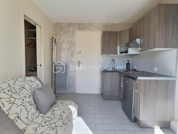 À seulement 50 mètres de la plage, découvrez ce charmant appartement 2 pièces de 20 m², entièrement rénové, situé au premier et dernier étage d’une petite résidence calme.
L’appartement offre un cadre idéal pour profiter du bord de mer, avec un agréable balcon bénéficiant d’une vue mer, où vous pourrez vous laisser bercer par le bruit des vagues. Fonctionnel et lumineux, il se compose d’une pièce de vie avec cuisine équipée, d’un espace nuit séparé et d’une salle d’eau.
Son emplacement est un véritable atout : restaurants, supérette, glacier, port de plaisance et commerces saisonniers sont accessibles très facilement à pied, dans un rayon d’environ 200 à 800 mètres. Le centre-ville de Frontignan se situe à seulement 6 km.
Idéal pour une résidence secondaire, un investissement locatif saisonnier ou un pied-à-terre en bord de mer, cet appartement réunit confort, emplacement privilégié et cadre agréable.
Je reste à votre disposition pour tout renseignement complémentaire et/ou pour organiser une visite.