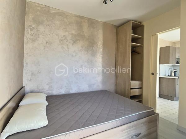 À seulement 50 mètres de la plage, découvrez ce charmant appartement 2 pièces de 20 m², entièrement rénové, situé au premier et dernier étage d’une petite résidence calme.
L’appartement offre un cadre idéal pour profiter du bord de mer, avec un agréable balcon bénéficiant d’une vue mer, où vous pourrez vous laisser bercer par le bruit des vagues. Fonctionnel et lumineux, il se compose d’une pièce de vie avec cuisine équipée, d’un espace nuit séparé et d’une salle d’eau.
Son emplacement est un véritable atout : restaurants, supérette, glacier, port de plaisance et commerces saisonniers sont accessibles très facilement à pied, dans un rayon d’environ 200 à 800 mètres. Le centre-ville de Frontignan se situe à seulement 6 km.
Idéal pour une résidence secondaire, un investissement locatif saisonnier ou un pied-à-terre en bord de mer, cet appartement réunit confort, emplacement privilégié et cadre agréable.
Je reste à votre disposition pour tout renseignement complémentaire et/ou pour organiser une visite.