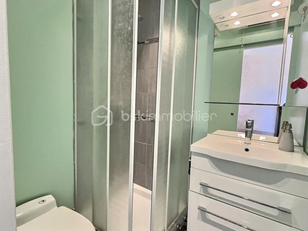 À seulement 50 mètres de la plage, découvrez ce charmant appartement 2 pièces de 20 m², entièrement rénové, situé au premier et dernier étage d’une petite résidence calme.
L’appartement offre un cadre idéal pour profiter du bord de mer, avec un agréable balcon bénéficiant d’une vue mer, où vous pourrez vous laisser bercer par le bruit des vagues. Fonctionnel et lumineux, il se compose d’une pièce de vie avec cuisine équipée, d’un espace nuit séparé et d’une salle d’eau.
Son emplacement est un véritable atout : restaurants, supérette, glacier, port de plaisance et commerces saisonniers sont accessibles très facilement à pied, dans un rayon d’environ 200 à 800 mètres. Le centre-ville de Frontignan se situe à seulement 6 km.
Idéal pour une résidence secondaire, un investissement locatif saisonnier ou un pied-à-terre en bord de mer, cet appartement réunit confort, emplacement privilégié et cadre agréable.
Je reste à votre disposition pour tout renseignement complémentaire et/ou pour organiser une visite.