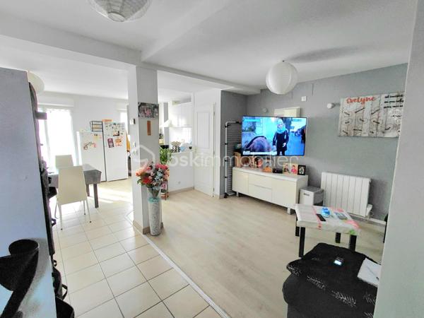 Le confort sans travaux à 5 min de la gare (direction Paris/Amiens) !

​Située à Saint-Just-en-Chaussée, cette charmante maison de ville de 85 m² a été rénovée pour vous offrir un cadre de vie pratique et fonctionnel. C'est l'opportunité idéale pour un premier achat ou une famille cherchant la proximité de toutes les commodités.

​ESPACE VIE (RDC) : Un salon lumineux et une cuisine semi-équipée, parfaits pour le quotidien, avec WC indépendant.

​ESPACE NUIT (1er étage) : Deux chambres confortables et une grande salle de bain avec WC.

​SUITE OU BUREAU (2ème étage) : Une très grande chambre occupant tout le niveau, offrant un espace polyvalent selon vos besoins ( salle de jeux ou atelier..)

​EXTÉRIEUR : Profitez d'un jardinet clos de 109 m² avec terrasse et cabanon de rangement. Un véritable havre de paix facile à entretenir pour vos moments de détente.

​EMPLACEMENT IDÉAL : Tout se fait à pied ! Gare, commerces, écoles et collège à moins de 5 minutes.
