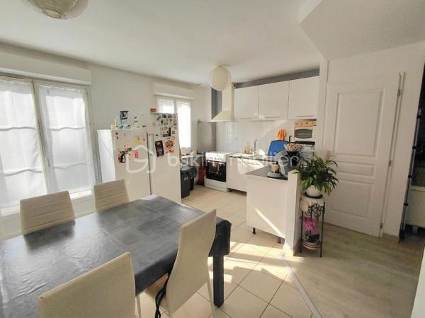 Le confort sans travaux à 5 min de la gare (direction Paris/Amiens) !

​Située à Saint-Just-en-Chaussée, cette charmante maison de ville de 85 m² a été rénovée pour vous offrir un cadre de vie pratique et fonctionnel. C'est l'opportunité idéale pour un premier achat ou une famille cherchant la proximité de toutes les commodités.

​ESPACE VIE (RDC) : Un salon lumineux et une cuisine semi-équipée, parfaits pour le quotidien, avec WC indépendant.

​ESPACE NUIT (1er étage) : Deux chambres confortables et une grande salle de bain avec WC.

​SUITE OU BUREAU (2ème étage) : Une très grande chambre occupant tout le niveau, offrant un espace polyvalent selon vos besoins ( salle de jeux ou atelier..)

​EXTÉRIEUR : Profitez d'un jardinet clos de 109 m² avec terrasse et cabanon de rangement. Un véritable havre de paix facile à entretenir pour vos moments de détente.

​EMPLACEMENT IDÉAL : Tout se fait à pied ! Gare, commerces, écoles et collège à moins de 5 minutes.