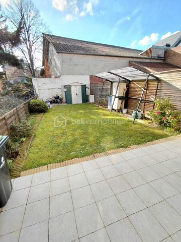 Le confort sans travaux à 5 min de la gare (direction Paris/Amiens) !

​Située à Saint-Just-en-Chaussée, cette charmante maison de ville de 85 m² a été rénovée pour vous offrir un cadre de vie pratique et fonctionnel. C'est l'opportunité idéale pour un premier achat ou une famille cherchant la proximité de toutes les commodités.

​ESPACE VIE (RDC) : Un salon lumineux et une cuisine semi-équipée, parfaits pour le quotidien, avec WC indépendant.

​ESPACE NUIT (1er étage) : Deux chambres confortables et une grande salle de bain avec WC.

​SUITE OU BUREAU (2ème étage) : Une très grande chambre occupant tout le niveau, offrant un espace polyvalent selon vos besoins ( salle de jeux ou atelier..)

​EXTÉRIEUR : Profitez d'un jardinet clos de 109 m² avec terrasse et cabanon de rangement. Un véritable havre de paix facile à entretenir pour vos moments de détente.

​EMPLACEMENT IDÉAL : Tout se fait à pied ! Gare, commerces, écoles et collège à moins de 5 minutes.